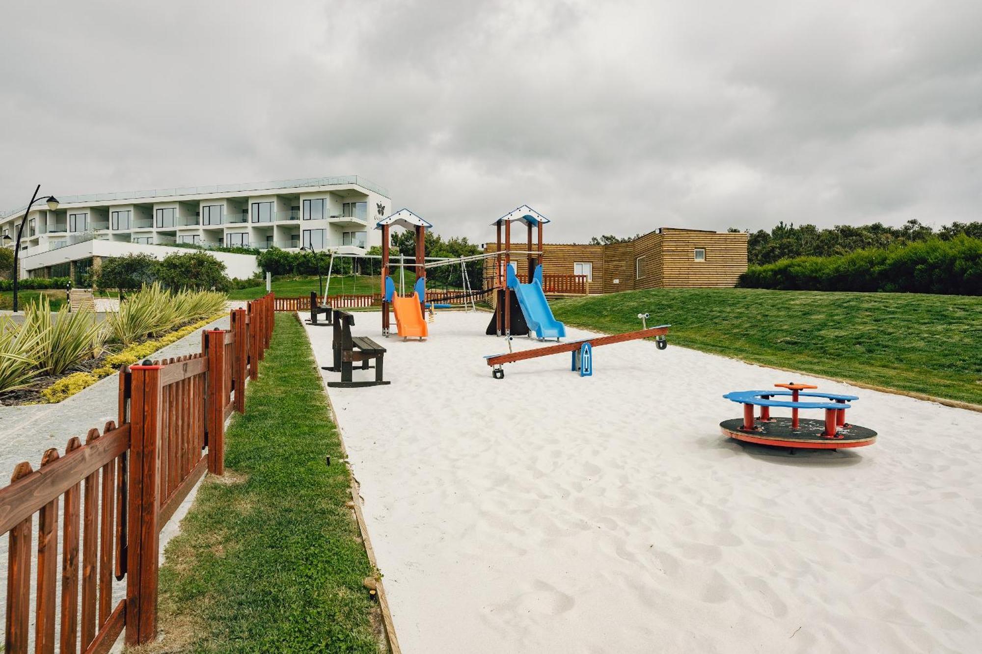 Royal Obidos Scenic Resort Praia del Rei Dış mekan fotoğraf Playground in the village