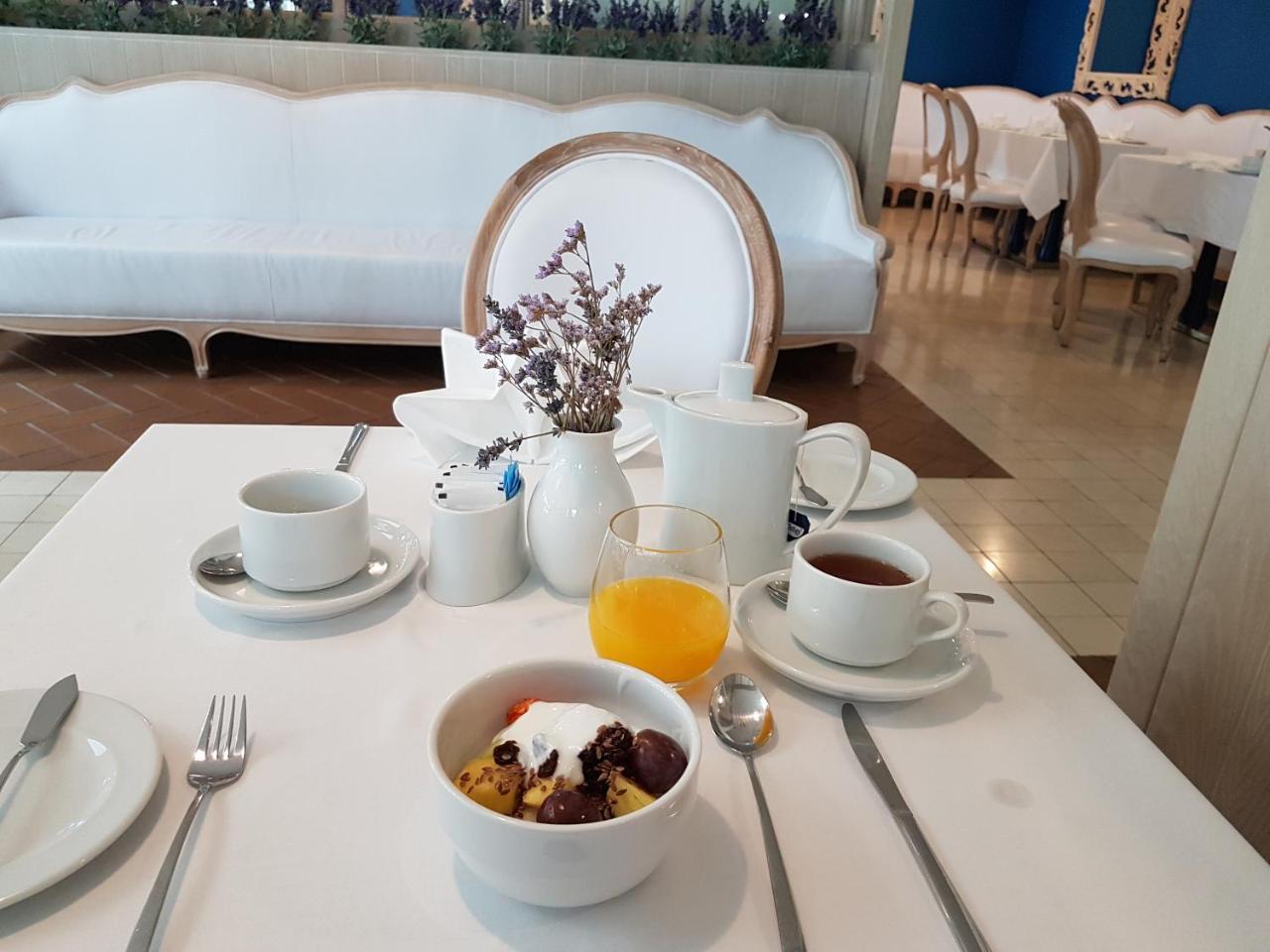 Royal Obidos Scenic Resort Praia del Rei Dış mekan fotoğraf A breakfast table at the hotel